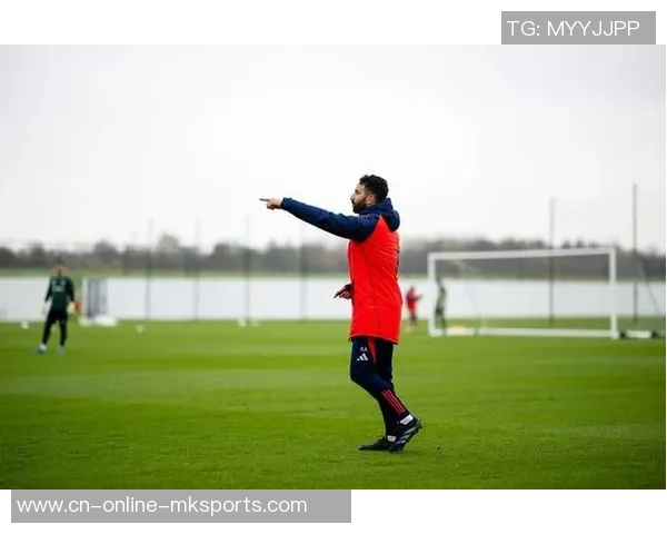 太阳报：曼联球员很喜欢新练习基地，练习完毕后还不肯离去